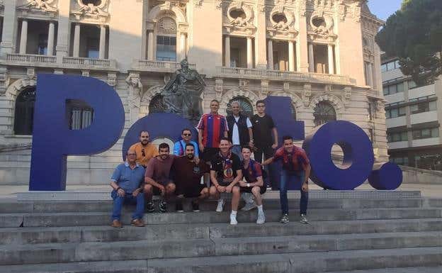 Foto de Adrián Pacheco y sus compañeros en Oporto por el Porto - Barcelona de Champions.  CEDIDA POR ADRIÁN PACHECO