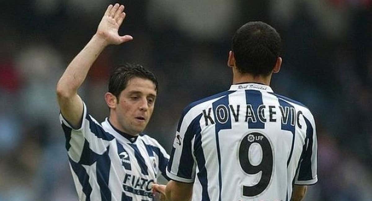 Nihat celebra junto a Kovacevic uno de los muchos goles que firmaron entre ambos. /Efe