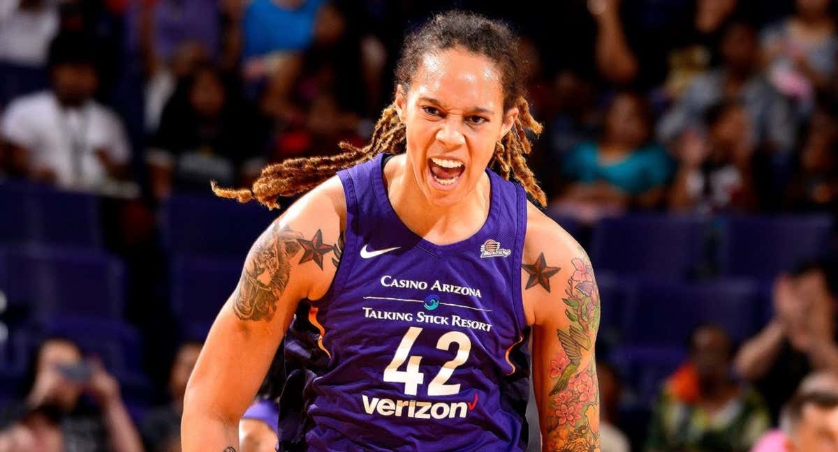 Brittney Griner, a quien se espera de vuelta en Phoenix, celebra uno de sus mates.