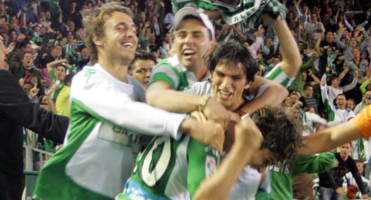 Edu celebra el gol de la victoria junto a Caffa y Mark González.