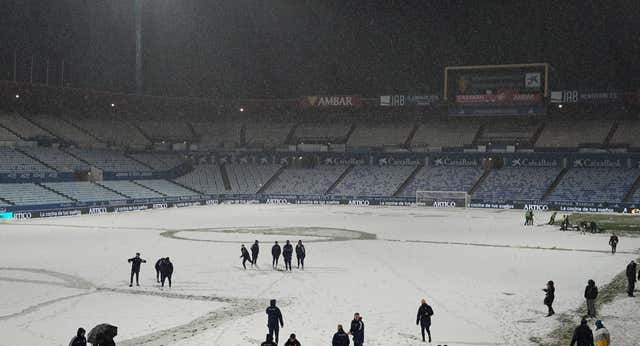 La tensión en La Romareda por la nieve acaba en partido suspendido… con aficionados en el estadio