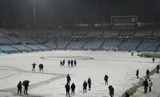 La tensión en La Romareda por la nieve acaba en partido suspendido... con aficionados en el estadio