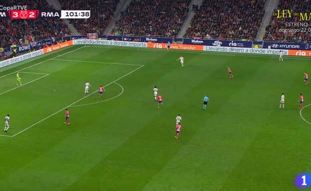 Koke presiona Kroos, con siete de los 10 jugadores de campo presionando en campo rival.  WYSCOUT
