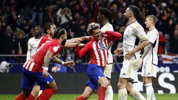 Griezmann celebra el tercer gol del Atlético ante el Real Madrid en Copa del Rey. /Reuters