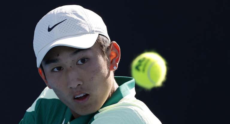 El chino Juncheng Shang, durante el Open de Australia 2024.