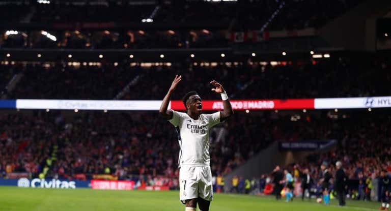 VInicius se dirige al público del Real Madrid en el Civitas Metropolitano.