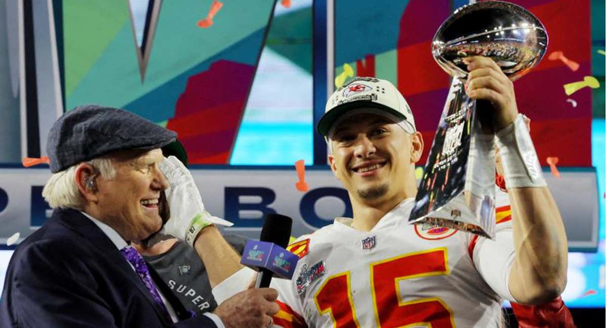 Patrick Mahomes levantando el trofeo Vince Lombardi la temporada pasada./Reuters