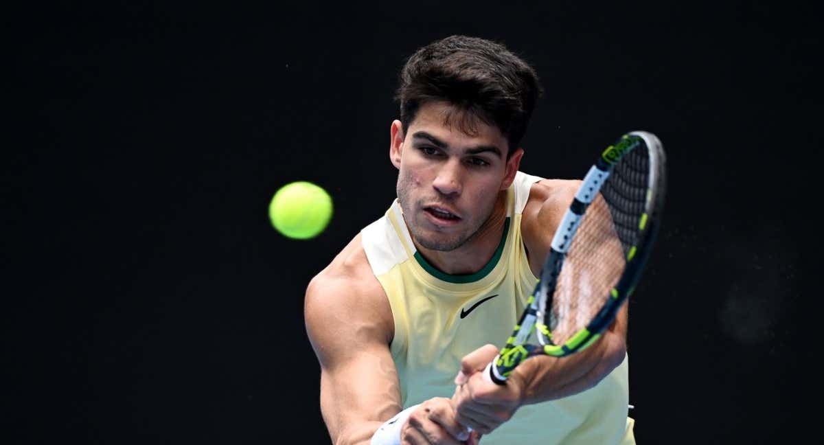 Carlos Alcaraz, durante su partido ante el chino Juncheng Shang en la tercera ronda del Open de Australia. /EFE