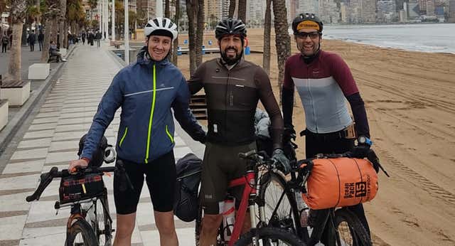 La locura de siete días y 710 kilómetros para ver la Copa del Mundo de ciclocross en Benidorm: «¡Nos encontramos con Van der Poel!»