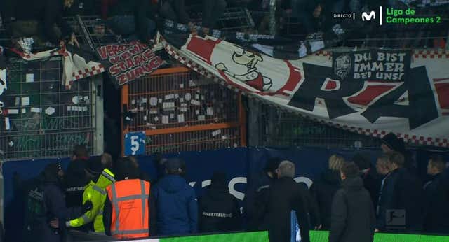 Los aficionados del Stuttgart provocan un caos en el partido contra el Bochum por una pancarta