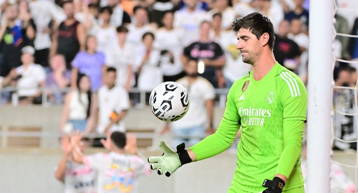 Courtois, con el balón en la mano.