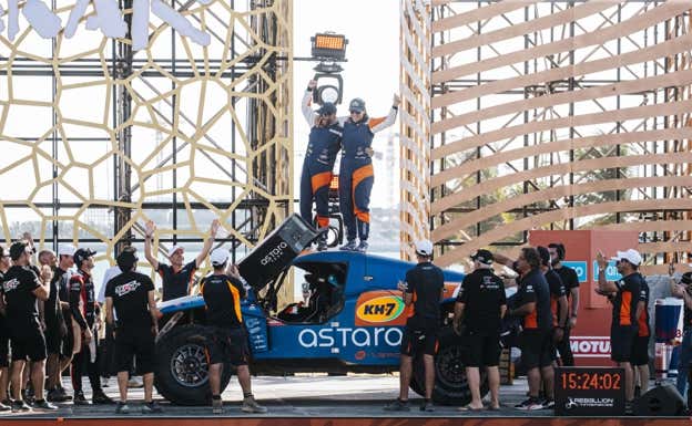 Laia Sanz, Maurizio Gerini y el equipo Astara, en el podio del Rally Dakar 2024.  Rally Zone