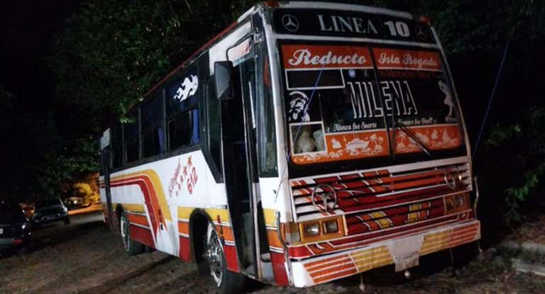 Autobús de los seguidores del Olimpia.