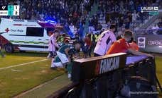 Minutos de tensión por emergencia médica: la ambulancia no entraba por las vallas y los jugadores y el árbitro las tumbaron en Ferrol