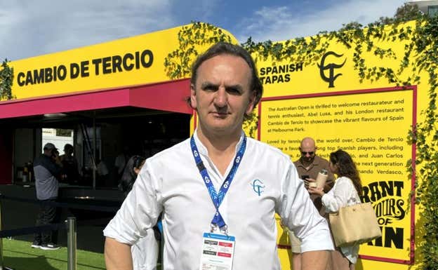 Abel Lusa posa delante del puesto de Cambio de Tercio en el Open de Australia.  Relevo