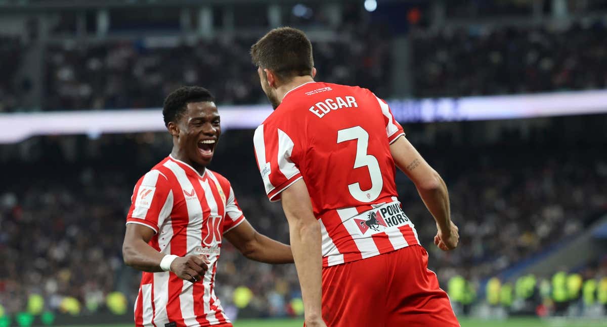 Edgar y Ramazani, goleadores del Almería en el Bernabéu./EFE/ Kiko Huesca