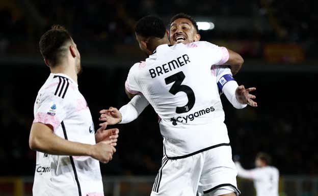 Bremer y Danilo celebran el gol del primero.  REUTERS