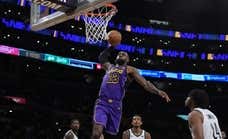 LeBron James se sigue reinventando tras 21 temporadas y bate otro récord de longevidad