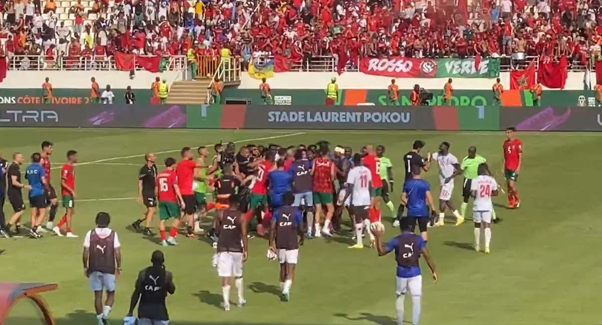 Los jugadores de ambas selecciones, enzarzados al final del partido. /Captura de TV