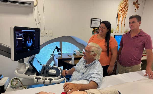 Roberto Canessa, en una consulta de cardiología pediátrica.  Relevo