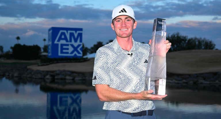 El estadounidense Nick Dunlap posa con el trofeo del American Express conquistado en La Quinta.