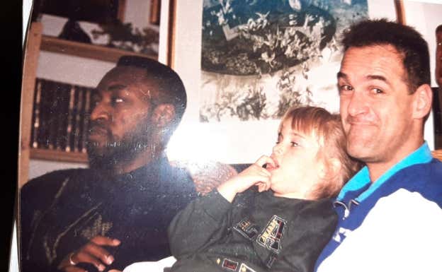 Anicet Lavodrama y Oscar Schmidt, con uno de sus hijos.  LAVODRAMA