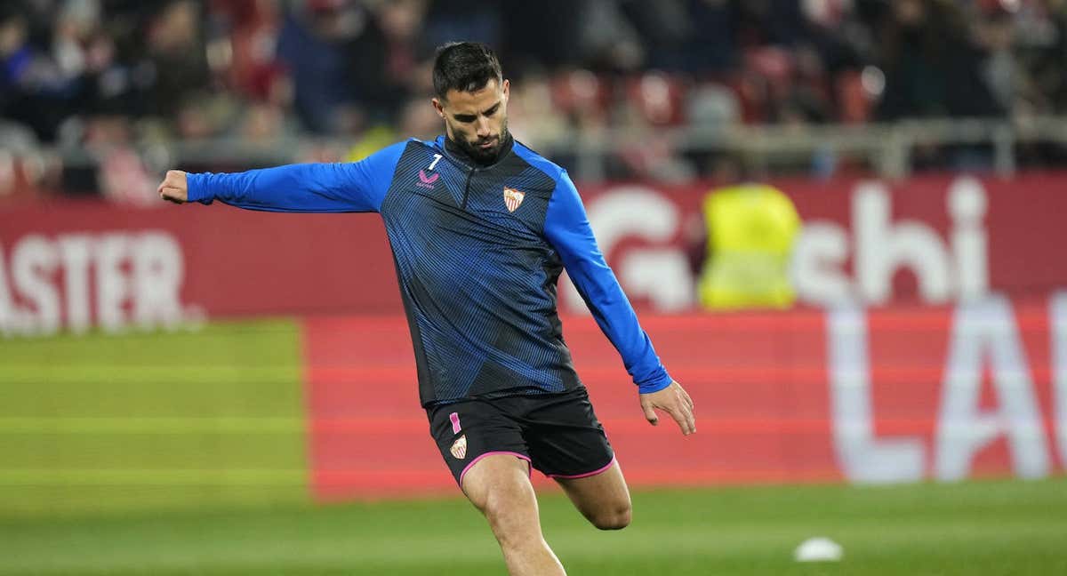 Suso realiza ejercicios de calentamiento, antes de jugar ante el Girona.