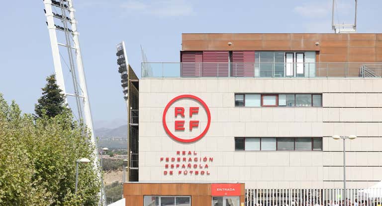 El edificio principal de la RFEF en la Ciudad del Fútbol de Las Rozas.