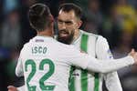 El Betis ultima la cesión de Borja Iglesias y negocia por Azmoun