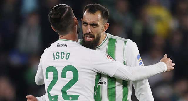 El Betis ultima la cesión de Borja Iglesias y negocia por Azmoun