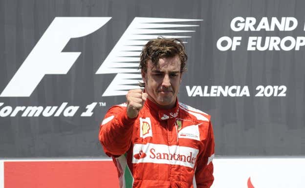 Fernando Alonso celebra la épica victoria en Valencia, en 2012. AFP