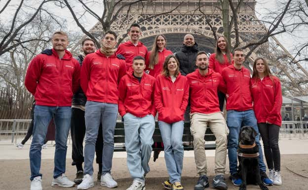 Cooper, primero por la izquierda, junto al resto de integrantes del programa 'Talento a bordo' de Iberia, en París. IBERIA