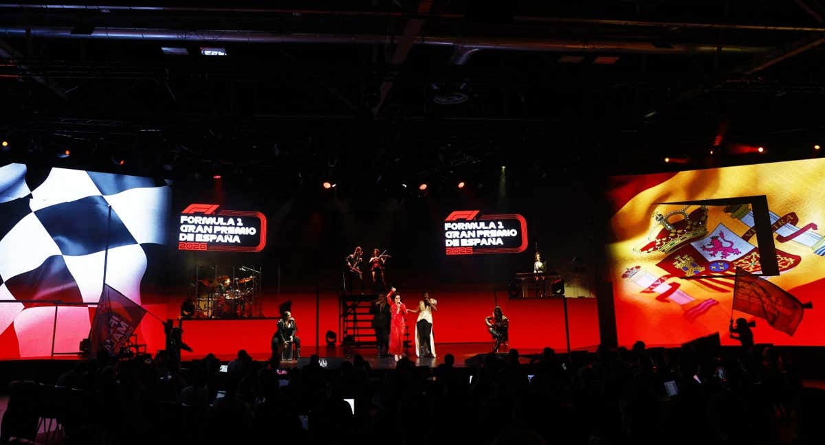 Bailarines del musical Wah! durante la presentación del GP de España de F1 2026 en Madrid.