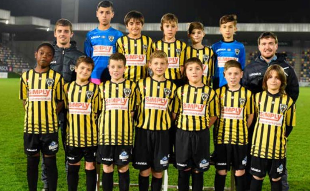 Igor Oyono, primero por la izquierda en la fila de abajo, en su etapa en Barakaldo. Barakaldo CF