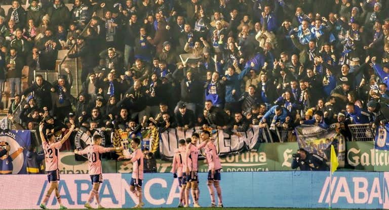 El Oviedo celebra con su afición en A Malata
