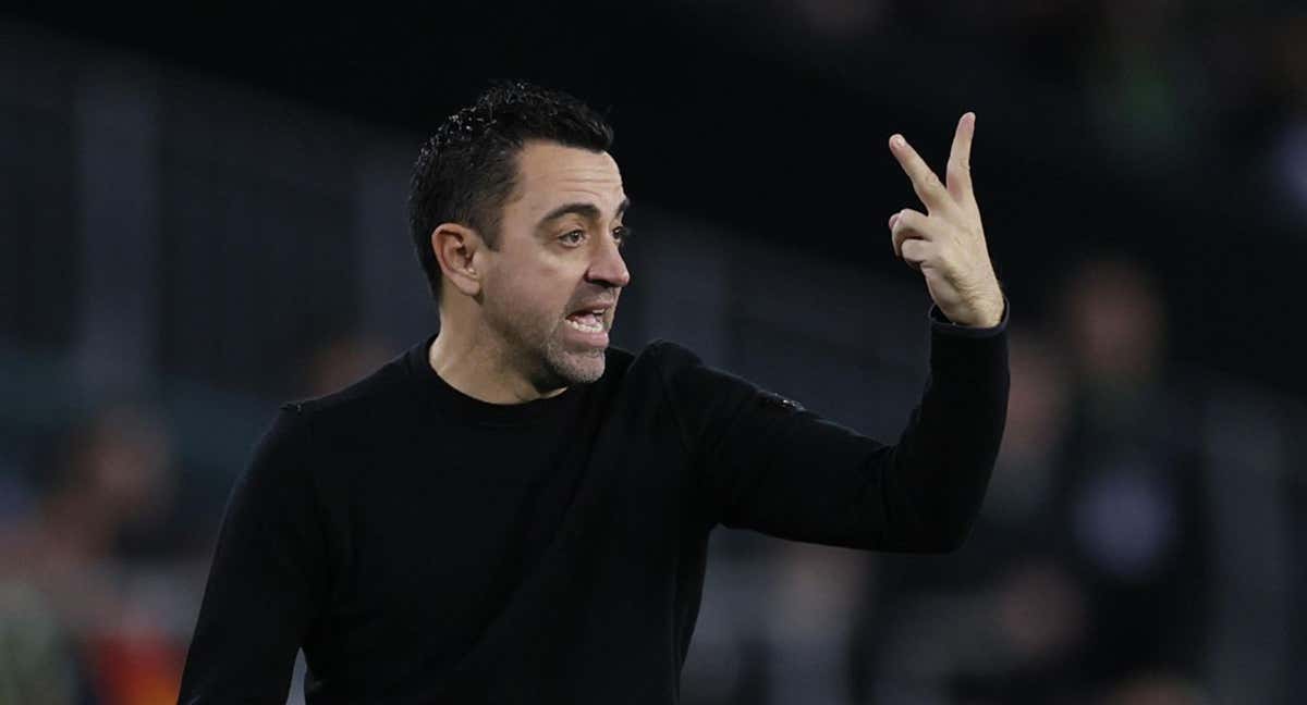 Xavi Hernández, durante el encuentro ante el Betis en el Benito Villamarín. /EFE