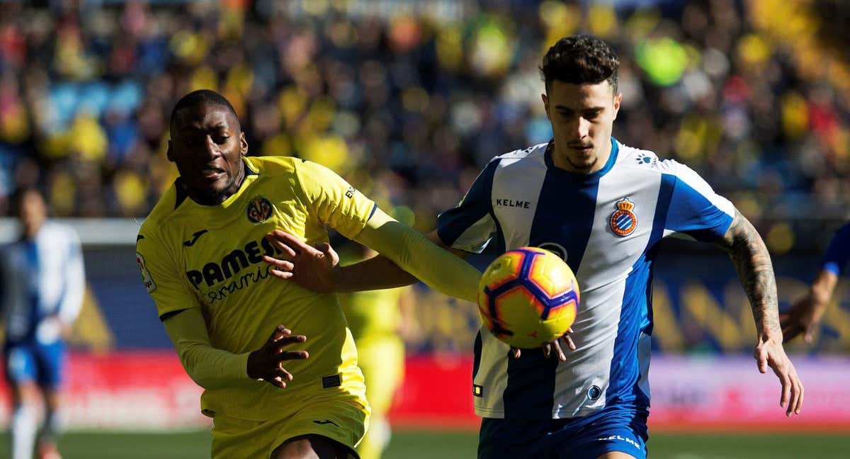 Hermoso pelea un balón con Toto Ekambi durante su paso por el Espanyol.