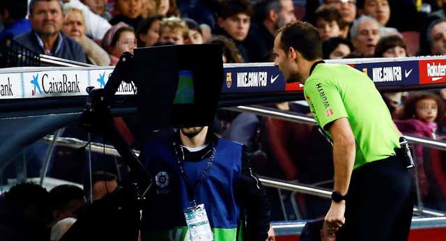 Los árbitros regalan los audios del VAR a los operadores… pero ya se arrepienten de la exposición: «No consiguen que haya menos ruido»