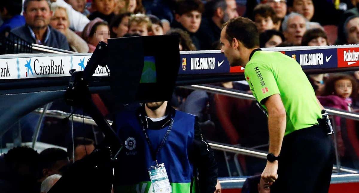 Melero López consulta el monitor del VAR durante un Barcelona-Alavés del Camp Nou.