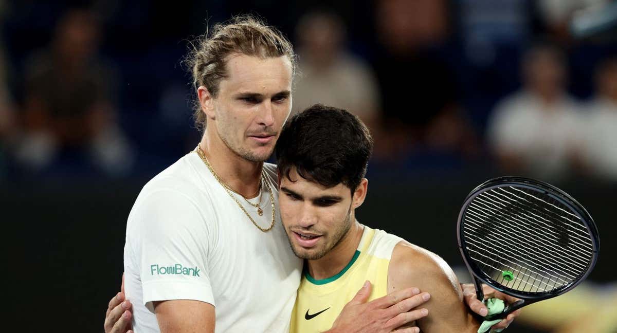 Alexander Zverev y Carlos Alcaraz se saludan tras su partido de cuartos de final del Open de Australia. /AFP