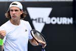 Tiene 17 años y saca a 233 km/h: el tenis se frota los ojos con un júnior polaco en el Open de Australia