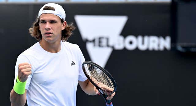 Tiene 17 años y saca a 233 km/h: el tenis se frota los ojos con un júnior polaco en el Open de Australia