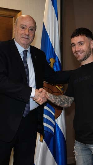 Ángel Oyarzun, vicepresidente de la Real, estrecha la mano de Javi Galán.  Real Sociedad