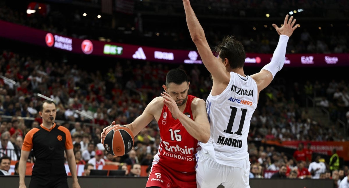 Papanikolaou con la bola, frente a Mario Hezonja, en el partido de la final de la pasada Euroliga.