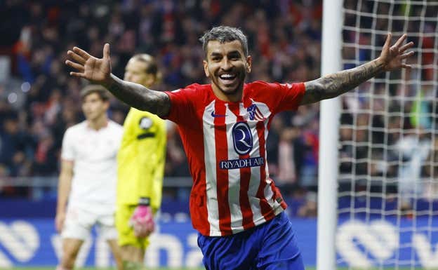 Correa celebra el gol de Depay.  REUTERS