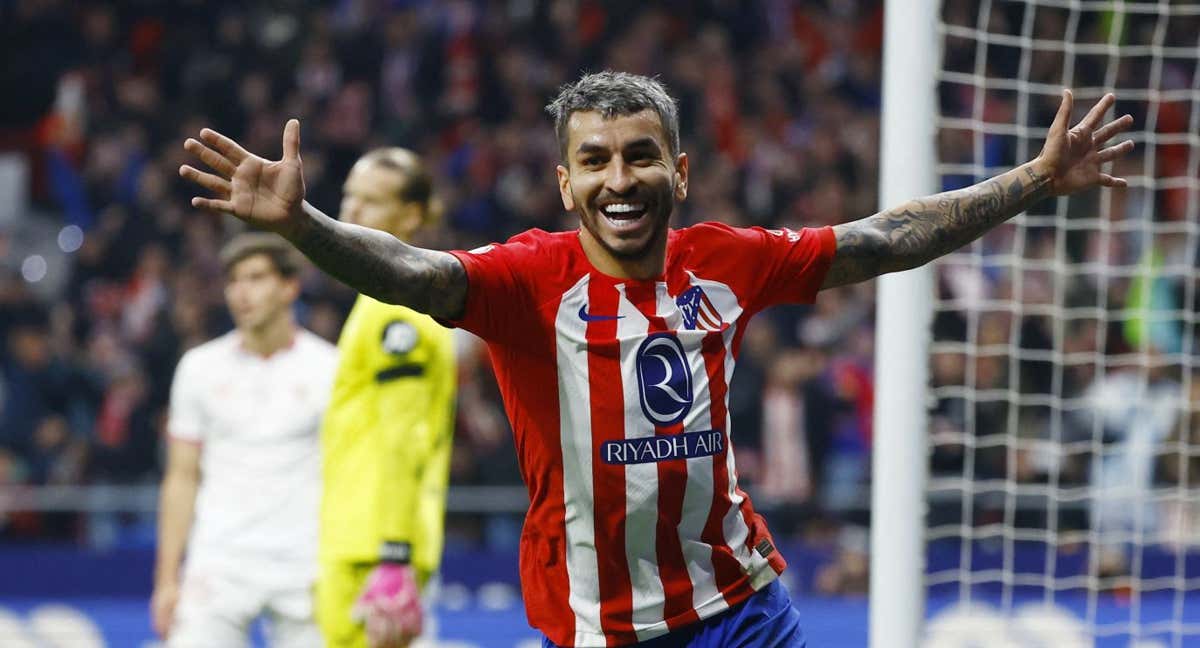 Correa, protagonista del partido, celebra el gol de Memphis.