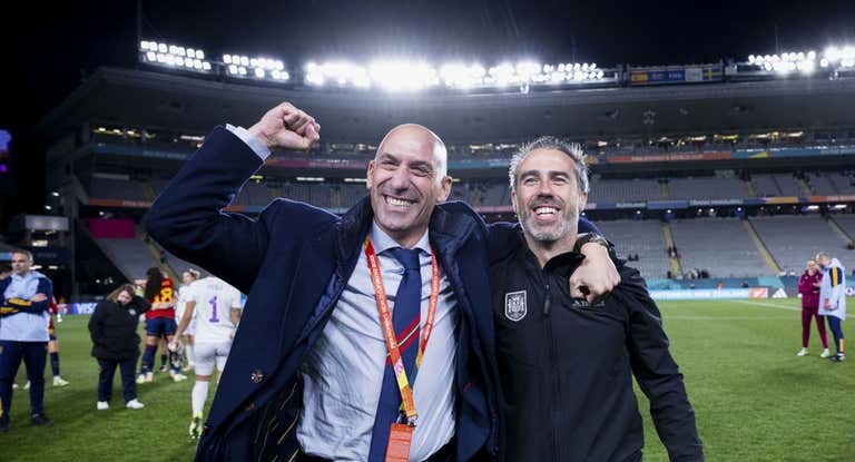 Luis Rubiales y Jorge Vilda celebran la victoria en el Mundial tras la final de Sidney.