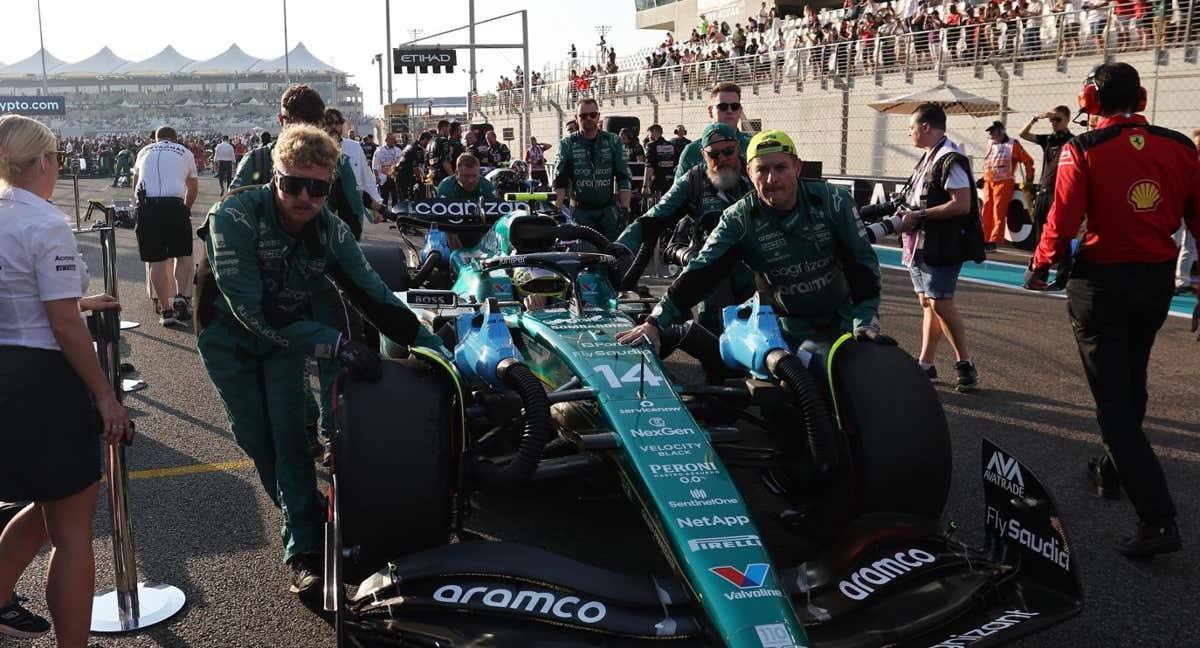 Fernando Alonso y los miembros de Aston Martin.