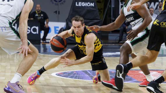 Marcelinho Huertas en el duelo de ACB ante Joventut Badalona.  /ACB PHOTO/E. COBOS