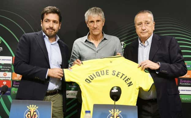 Quique Setién, el día de su presentación, entre Roig padre e hijo.  VILLARREAL